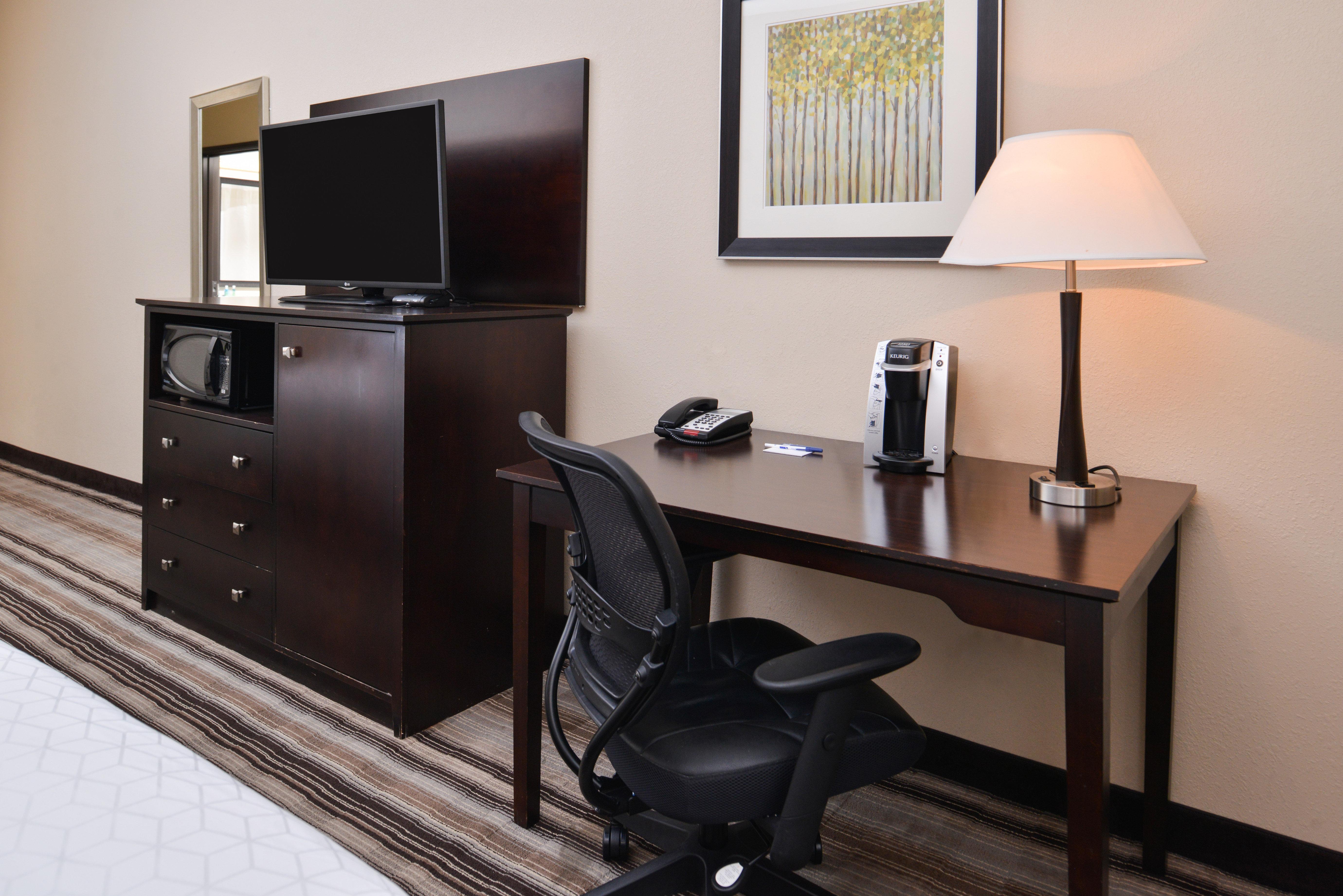 Holiday Inn Express & Suites Emporia Northwest By Ihg Exterior foto