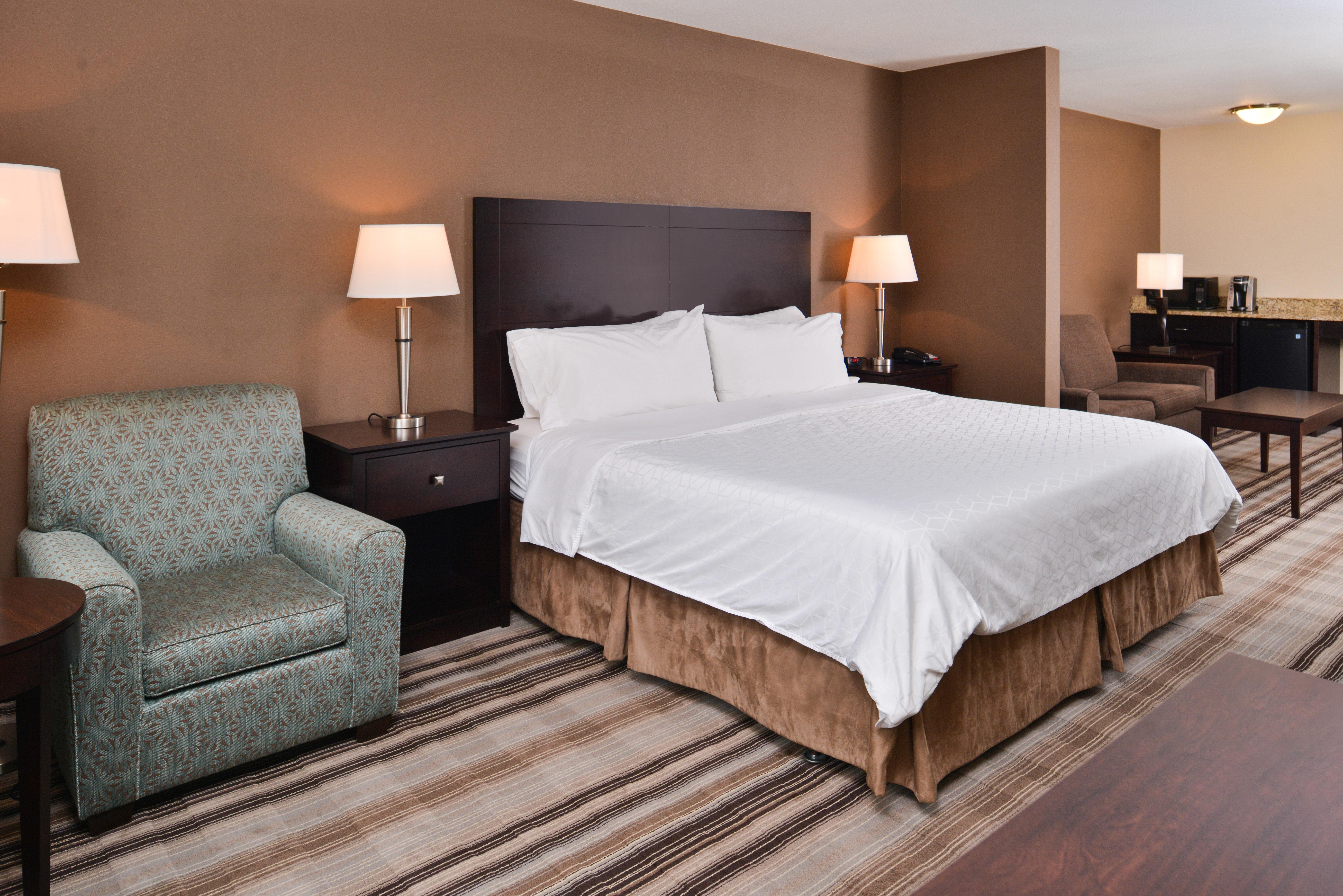 Holiday Inn Express & Suites Emporia Northwest By Ihg Exterior foto